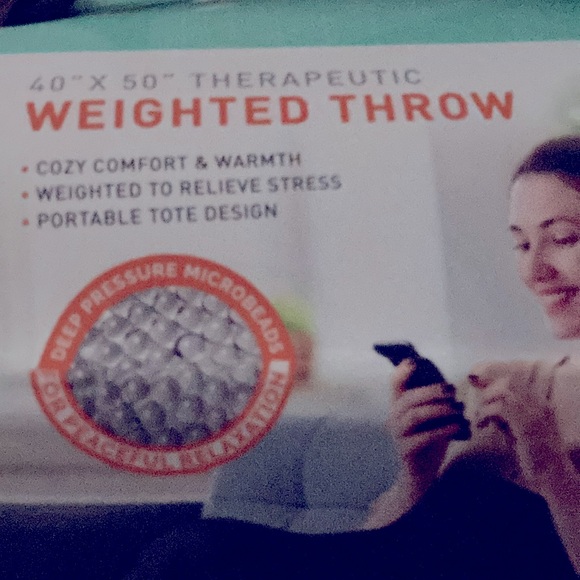 🆕WEIGHTED BLANKET IS 40X50” AND WEIGHS 5 POUNDS. HAS A DETACHABLE TOTE HANDLE - Picture 5 of 6
